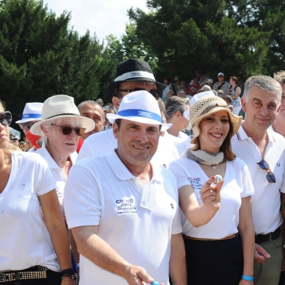 Cécile de Ménibus, le chanteur Renaud, Patrick Bruel, Véronique de Villèle et Jean-Marie Bigard - Lancer de bouchons au tournoi de pétanque "Grand Prix des Personnalités" à L'Isle-sur-la-Sorgue le 24 juin 2017 © Eric Etten / Bestimage