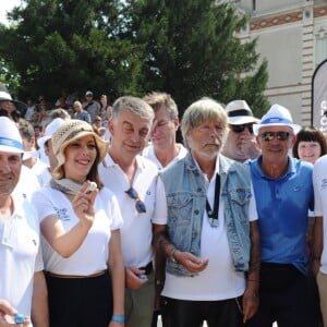 Renaud entouré de Cécile de Ménibus, Patrick Bruel, Véronique de Villèle et Jean-Marie Bigard lors du lancer de bouchons du tournoi de pétanque "Grand Prix des Personnalités" à L'Isle-sur-la-Sorgue le 24 juin 2017 © Eric Etten / Bestimage