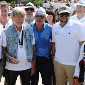 Renaud entouré de Cécile de Ménibus, Patrick Bruel, Véronique de Villèle et Jean-Marie Bigard lors du lancer de bouchons du tournoi de pétanque "Grand Prix des Personnalités" à L'Isle-sur-la-Sorgue le 24 juin 2017 © Eric Etten / Bestimage