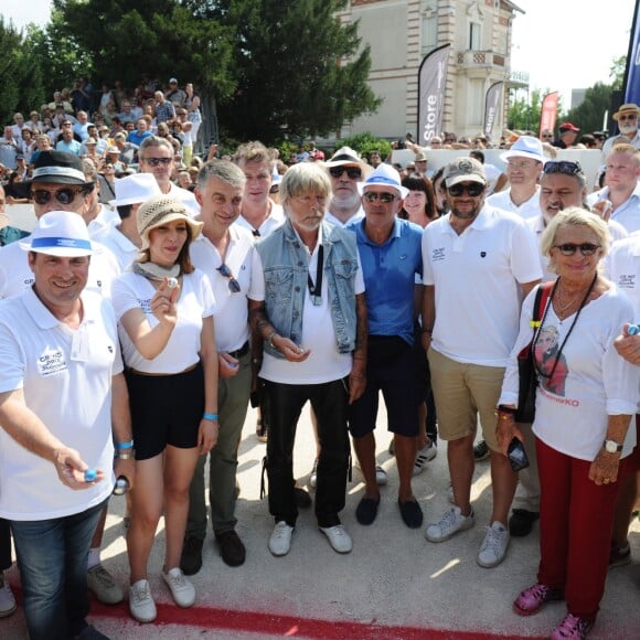 Renaud entouré de Cécile de Ménibus, Patrick Bruel, Véronique de Villèle et Jean-Marie Bigard lors du lancer de bouchons du tournoi de pétanque "Grand Prix des Personnalités" à L'Isle-sur-la-Sorgue le 24 juin 2017 © Eric Etten / Bestimage