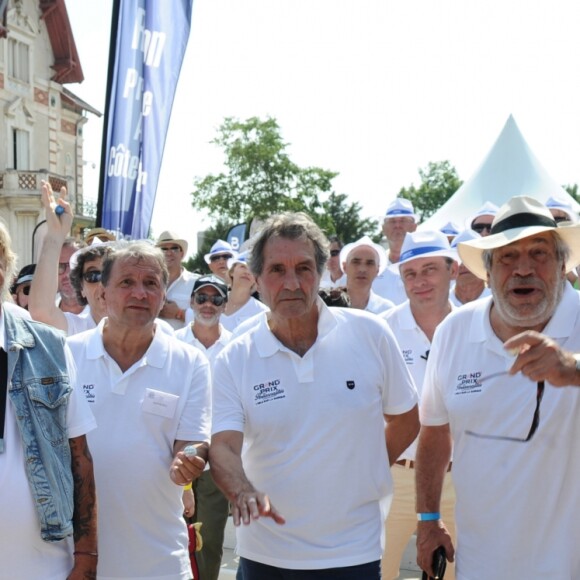 Jean-Marie Bigard, le chanteur Renaud, Patrick Adler, Jean-Jacques Bourdin et Jean-Pierre Castaldi - Lancer de bouchons au tournoi de pétanque "Grand Prix des Personnalités" à L'Isle-sur-la-Sorgue le 24 juin 2017 © Eric Etten / Bestimage
