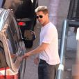 Exclusif - Brad Pitt s'est arrêté pour faire des courses à Los Angeles Le 17 juin 2017
