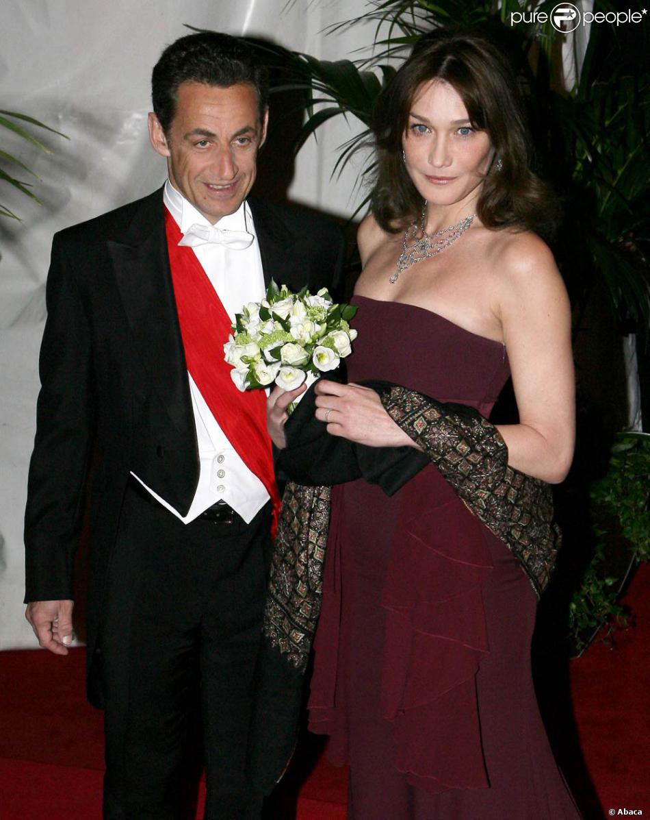 A Londres Carla Bruni Sarkozy Eblouit Avec Sa Robe Bustier Nicolas Sarkozy Dans Son Habit De President Francais Est Plus Que Fier Purepeople