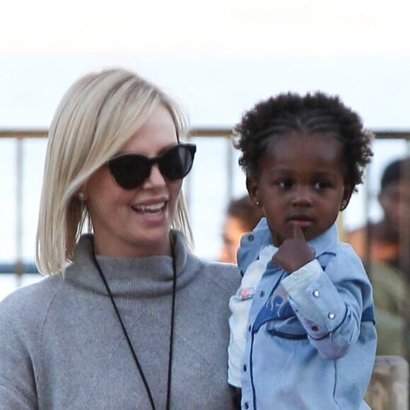 Charlize Theron s'amuse avec ses enfants Jackson Theron et August Theron et sa mère Gerda Jacoba Aletta Maritz dans les manèges de Santa Monica Pier à Los Angeles, le 27 mai 2017