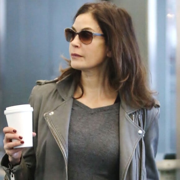 Teri Hatcher arrive à l'aéroport de Vancouver pour prendre l’avion à destination de Los Angeles, le 14 avril 2017