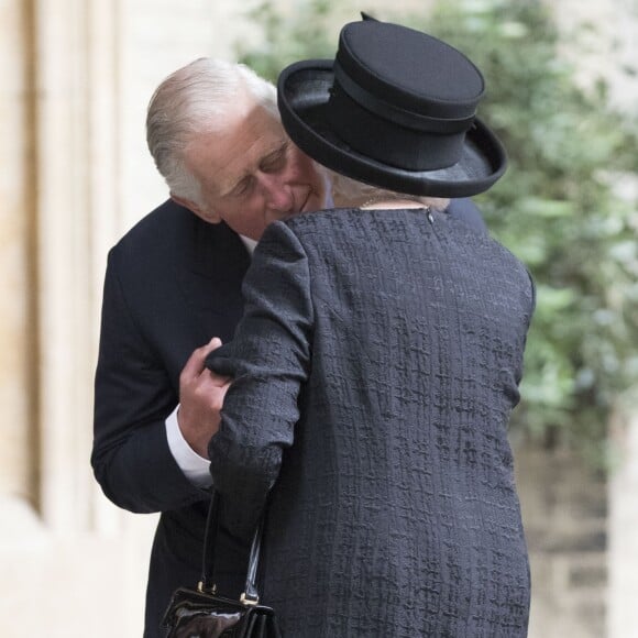 Le prince Charles et la reine Elizabeth II aux obsèques de Patricia Katchbull, 2e comtesse Mountbatten de Burma, le 27 juin 2017 en l'église Saint-Paul de Knightsbridge, à Londres.