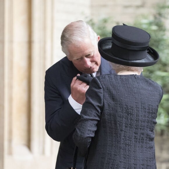 Le prince Charles et la reine Elizabeth II aux obsèques de Patricia Katchbull, 2e comtesse Mountbatten de Burma, le 27 juin 2017 en l'église Saint-Paul de Knightsbridge, à Londres.