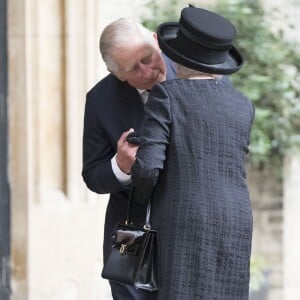 Le prince Charles et la reine Elizabeth II aux obsèques de Patricia Katchbull, 2e comtesse Mountbatten de Burma, le 27 juin 2017 en l'église Saint-Paul de Knightsbridge, à Londres.