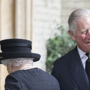 Le prince Charles et la reine Elizabeth II aux obsèques de Patricia Katchbull, 2e comtesse Mountbatten de Burma, le 27 juin 2017 en l'église Saint-Paul de Knightsbridge, à Londres.