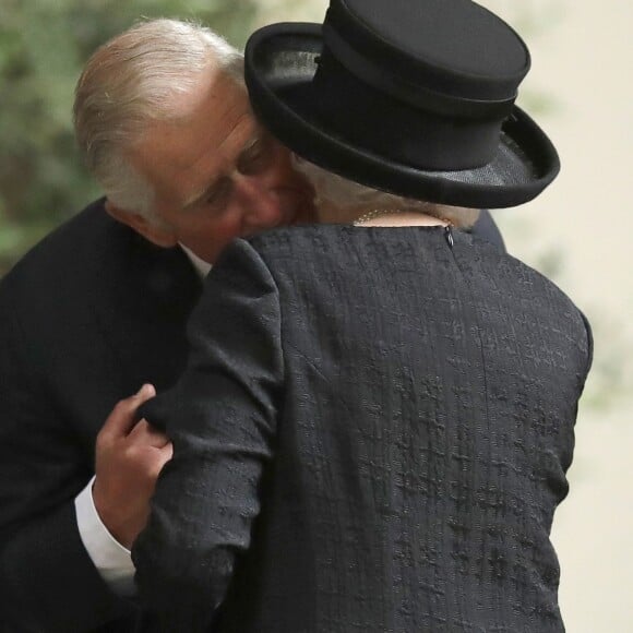 Le prince Charles et la reine Elizabeth II aux obsèques de Patricia Katchbull, 2e comtesse Mountbatten de Burma, le 27 juin 2017 en l'église Saint-Paul de Knightsbridge, à Londres.