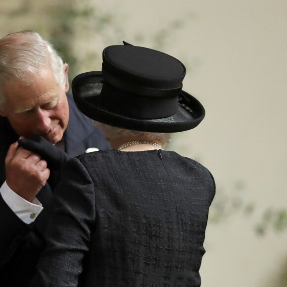 Le prince Charles et la reine Elizabeth II aux obsèques de Patricia Katchbull, 2e comtesse Mountbatten de Burma, le 27 juin 2017 en l'église Saint-Paul de Knightsbridge, à Londres.