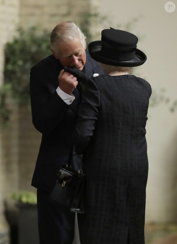 Le prince Charles fait le baise-main à sa mère la reine Elizabeth II aux obsèques de Patricia Katchbull, 2e comtesse Mountbatten de Burma, le 27 juin 2017 en l'église Saint-Paul de Knightsbridge, à Londres.