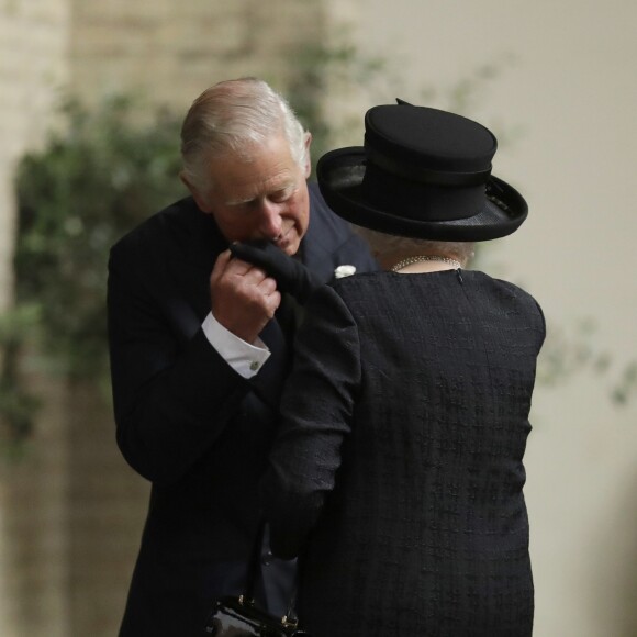 Le prince Charles et la reine Elizabeth II aux obsèques de Patricia Katchbull, 2e comtesse Mountbatten de Burma, le 27 juin 2017 en l'église Saint-Paul de Knightsbridge, à Londres.