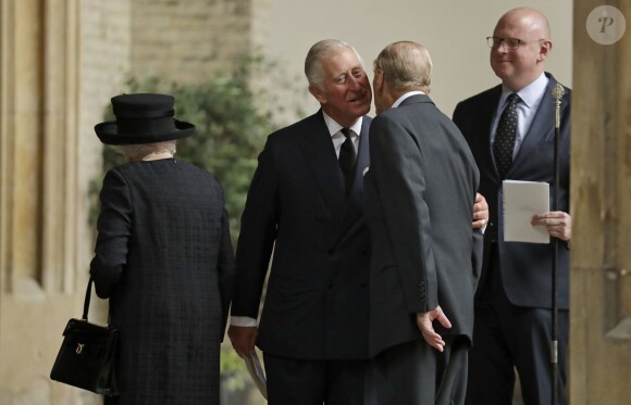 Le prince Charles salue son père le duc d'Edimbourg aux obsèques de Patricia Katchbull, 2e comtesse Mountbatten de Burma, le 27 juin 2017 en l'église Saint-Paul de Knightsbridge, à Londres.