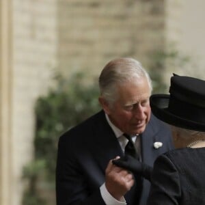 Le prince Charles et la reine Elizabeth II aux obsèques de Patricia Katchbull, 2e comtesse Mountbatten de Burma, le 27 juin 2017 en l'église Saint-Paul de Knightsbridge, à Londres.