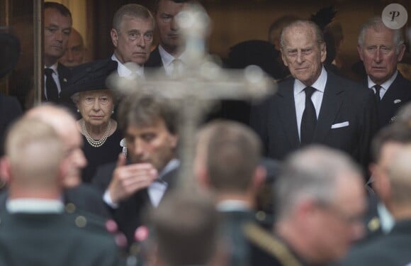 La reine Elizabeth II et le duc d'Edimbourg suivis de leurs fils le prince Andrew et le prince Charles lors des obsèques de Patricia Katchbull, 2e comtesse Mountbatten de Burma, le 27 juin 2017 en l'église Saint-Paul de Knightsbridge, à Londres.