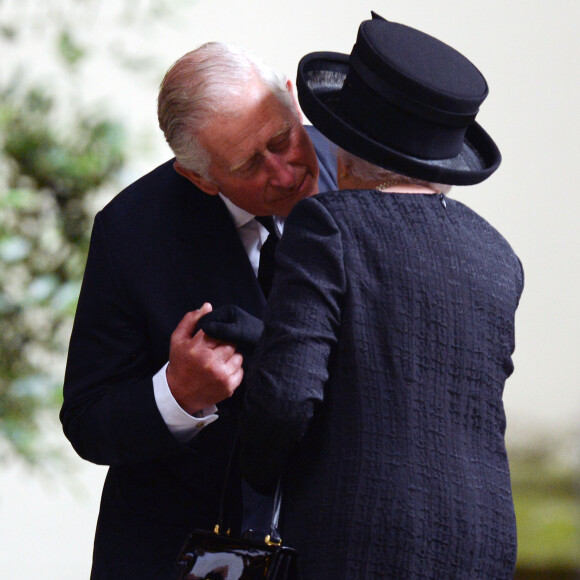 Le prince Charles et la reine Elizabeth II aux obsèques de Patricia Katchbull, 2e comtesse Mountbatten de Burma, le 27 juin 2017 en l'église Saint-Paul de Knightsbridge, à Londres.