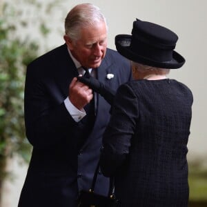 Le prince Charles et la reine Elizabeth II aux obsèques de Patricia Katchbull, 2e comtesse Mountbatten de Burma, le 27 juin 2017 en l'église Saint-Paul de Knightsbridge, à Londres.