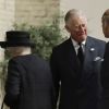 Le prince Charles salue son père le duc d'Edimbourg aux obsèques de Patricia Katchbull, 2e comtesse Mountbatten de Burma, le 27 juin 2017 en l'église Saint-Paul de Knightsbridge, à Londres.