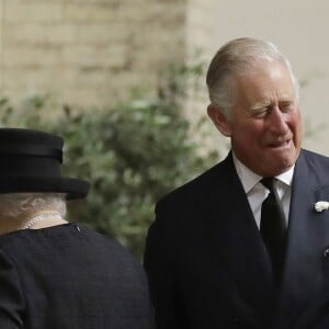 Le prince Charles salue son père le duc d'Edimbourg aux obsèques de Patricia Katchbull, 2e comtesse Mountbatten de Burma, le 27 juin 2017 en l'église Saint-Paul de Knightsbridge, à Londres.