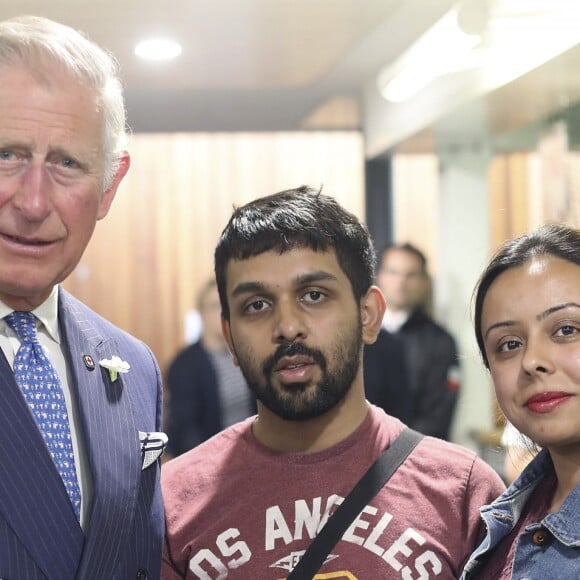 Le prince Charles rencontrait le 27 juin 2017 les victimes et les secouristes de l'incendie de la tour Grenfell, à Londres, avant d'assister aux obsèques de sa marraine Patricia Knatchbull, 2e comtesse Mountbatten de Burma.