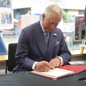 Le prince Charles rencontrait le 27 juin 2017 les victimes et les secouristes de l'incendie de la tour Grenfell, à Londres, avant d'assister aux obsèques de sa marraine Patricia Knatchbull, 2e comtesse Mountbatten de Burma.