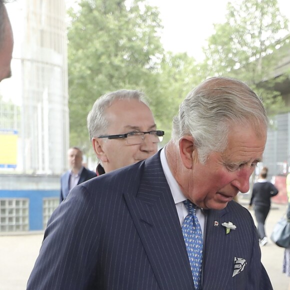 Le prince Charles rencontrait le 27 juin 2017 les victimes et les secouristes de l'incendie de la tour Grenfell, à Londres, avant d'assister aux obsèques de sa marraine Patricia Knatchbull, 2e comtesse Mountbatten de Burma.