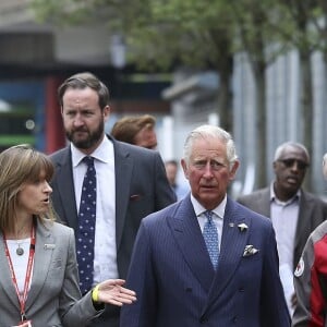 Le prince Charles rencontrait le 27 juin 2017 les victimes et les secouristes de l'incendie de la tour Grenfell, à Londres, avant d'assister aux obsèques de sa marraine Patricia Knatchbull, 2e comtesse Mountbatten de Burma.