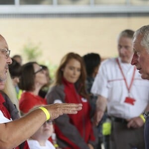 Le prince Charles rencontrait le 27 juin 2017 les victimes et les secouristes de l'incendie de la tour Grenfell, à Londres, avant d'assister aux obsèques de sa marraine Patricia Knatchbull, 2e comtesse Mountbatten de Burma.