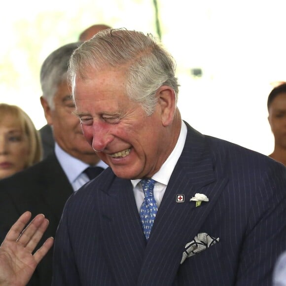 Le prince Charles rencontrait le 27 juin 2017 les victimes et les secouristes de l'incendie de la tour Grenfell, à Londres, avant d'assister aux obsèques de sa marraine Patricia Knatchbull, 2e comtesse Mountbatten de Burma.