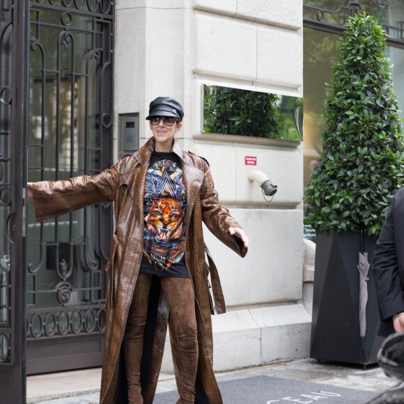 Céline Dion quitte l'hôtel Royal Monceau, à Paris, le 28 juin 2017. © Bestimage