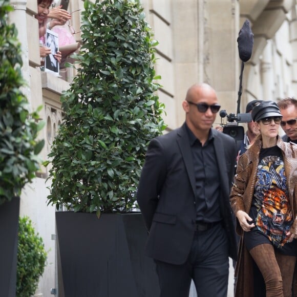 Céline Dion quitte l'hôtel Royal Monceau, à Paris, le 28 juin 2017. © Bestimage