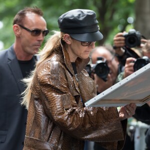 La chanteuse Céline Dion quitte l'hôtel Royal Monceau, à Paris, le 28 juin 2017. © Bestimage