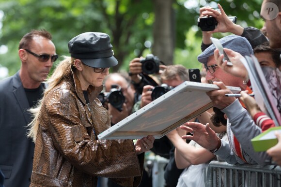 La chanteuse Céline Dion quitte l'hôtel Royal Monceau, à Paris, le 28 juin 2017. © Bestimage
