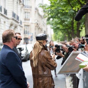 Céline Dion quitte l'hôtel Royal Monceau, à Paris, le 28 juin 2017. © Bestimage