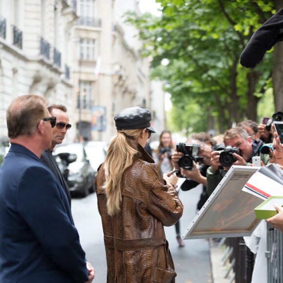 Céline Dion quitte l'hôtel Royal Monceau, à Paris, le 28 juin 2017. © Bestimage