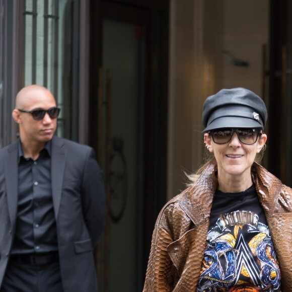 Céline Dion, overlookée, quitte l'hôtel Royal Monceau à Paris le 28 juin 2017. © Bestimage
