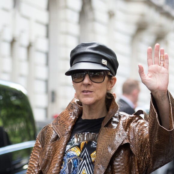 Céline Dion, overlookée, quitte l'hôtel Royal Monceau à Paris le 28 juin 2017. © Bestimage