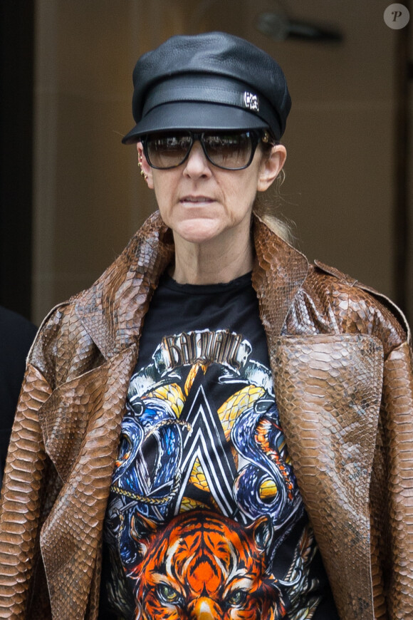 Céline Dion, overlookée, quitte l'hôtel Royal Monceau à Paris le 28 juin 2017. © Bestimage