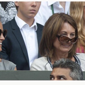 Pippa Middleton et sa mère Carole Middleton lors de la finale hommes du tournoi de tennis Wimbledon à Londres, le 6 juillet 2014.