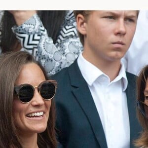 Pippa Middleton et sa mère Carole Middleton lors de la finale hommes du tournoi de tennis Wimbledon à Londres, le 6 juillet 2014.