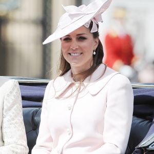 Kate Middleton, enceinte du prince George, le 15 juin 2013 lors de la parade Trooping the Colour. Sa dernière apparition publique avant d'accoucher, un peu plus d'un mois plus tard.