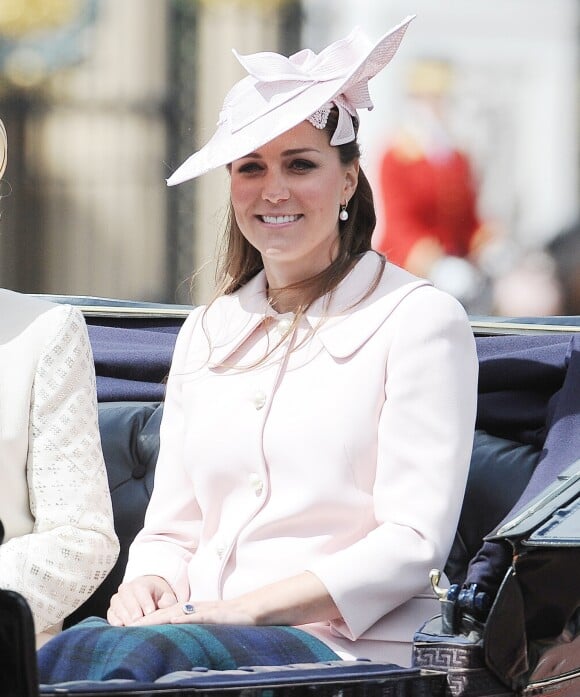 Kate Middleton, enceinte du prince George, le 15 juin 2013 lors de la parade Trooping the Colour. Sa dernière apparition publique avant d'accoucher, un peu plus d'un mois plus tard.