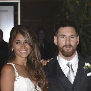 Lionel Messi et Antonella Roccuzzo lors de leur mariage au Pullman City Center de Rosario en Argentine le 30 juin 2017.