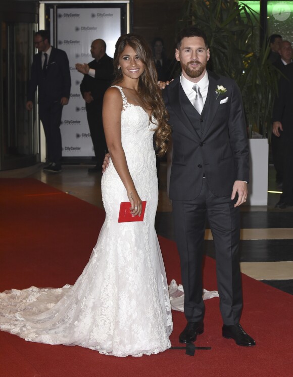 Lionel Messi et Antonella Roccuzzo lors de leur mariage au Pullman City Center de Rosario en Argentine le 30 juin 2017.