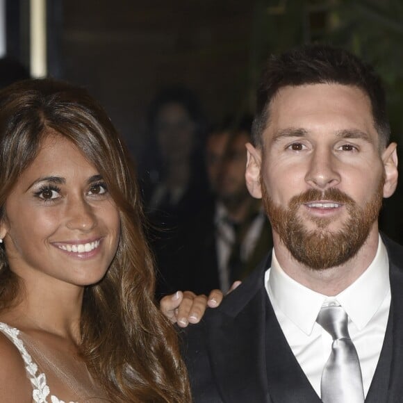 Lionel Messi et Antonella Roccuzzo lors de leur mariage au Pullman City Center de Rosario en Argentine le 30 juin 2017.