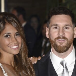 Lionel Messi et Antonella Roccuzzo lors de leur mariage au Pullman City Center de Rosario en Argentine le 30 juin 2017.