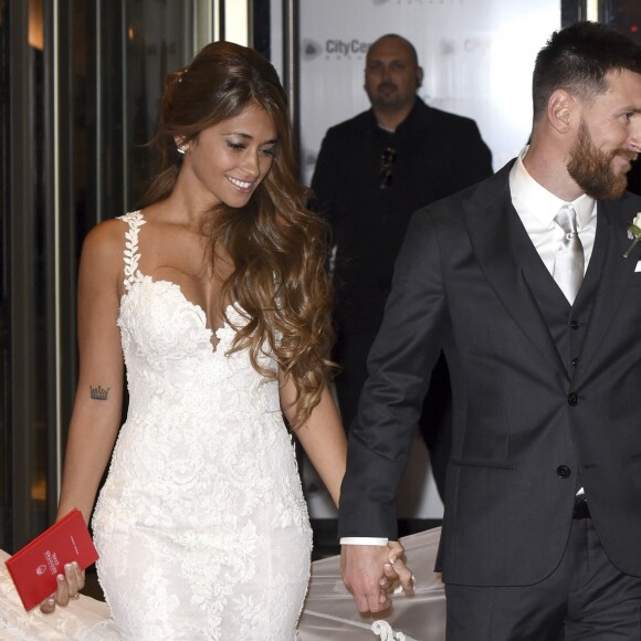 Lionel Messi et Antonella Roccuzzo lors de leur mariage au Pullman City Center de Rosario en Argentine le 30 juin 2017.