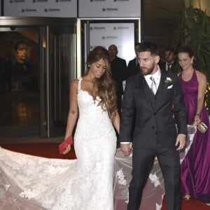 Lionel Messi et Antonella Roccuzzo lors de leur mariage au Pullman City Center de Rosario en Argentine le 30 juin 2017.