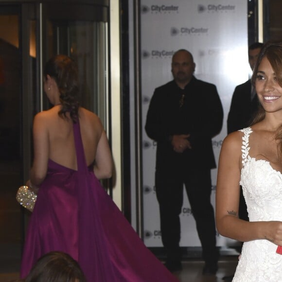 Lionel Messi et Antonella Roccuzzo lors de leur mariage au Pullman City Center de Rosario en Argentine le 30 juin 2017.